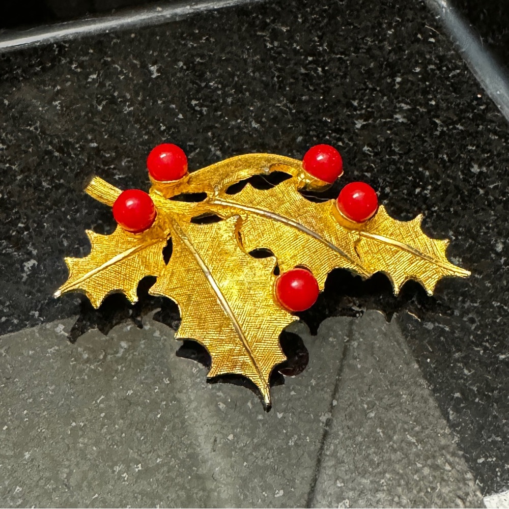 DeNicola Vintage Goldtone Christmas Bead Berries Holly Brooch Signed Estate